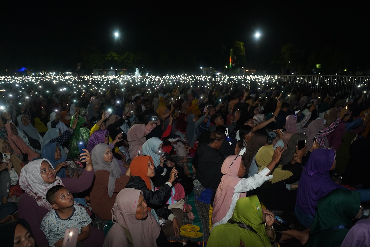 Foto 8 dari 9: Hadiri Pengajian Gus Iqdam, Wali Kota: Tausiyah Beliau Akan Membawa Penerangan Dalam Kehidupan Kita Sehari-hari