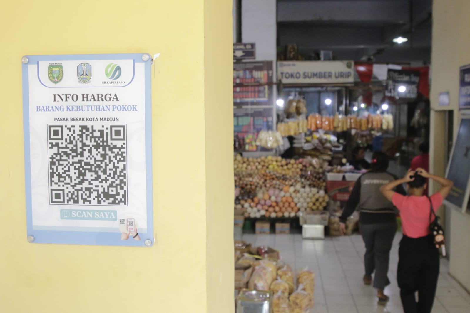 Foto 3 dari 7: Cek Harga Sembako Di Pasar Kini Lebih Mudah, Bisa Scan Barcode Di Mana Saja