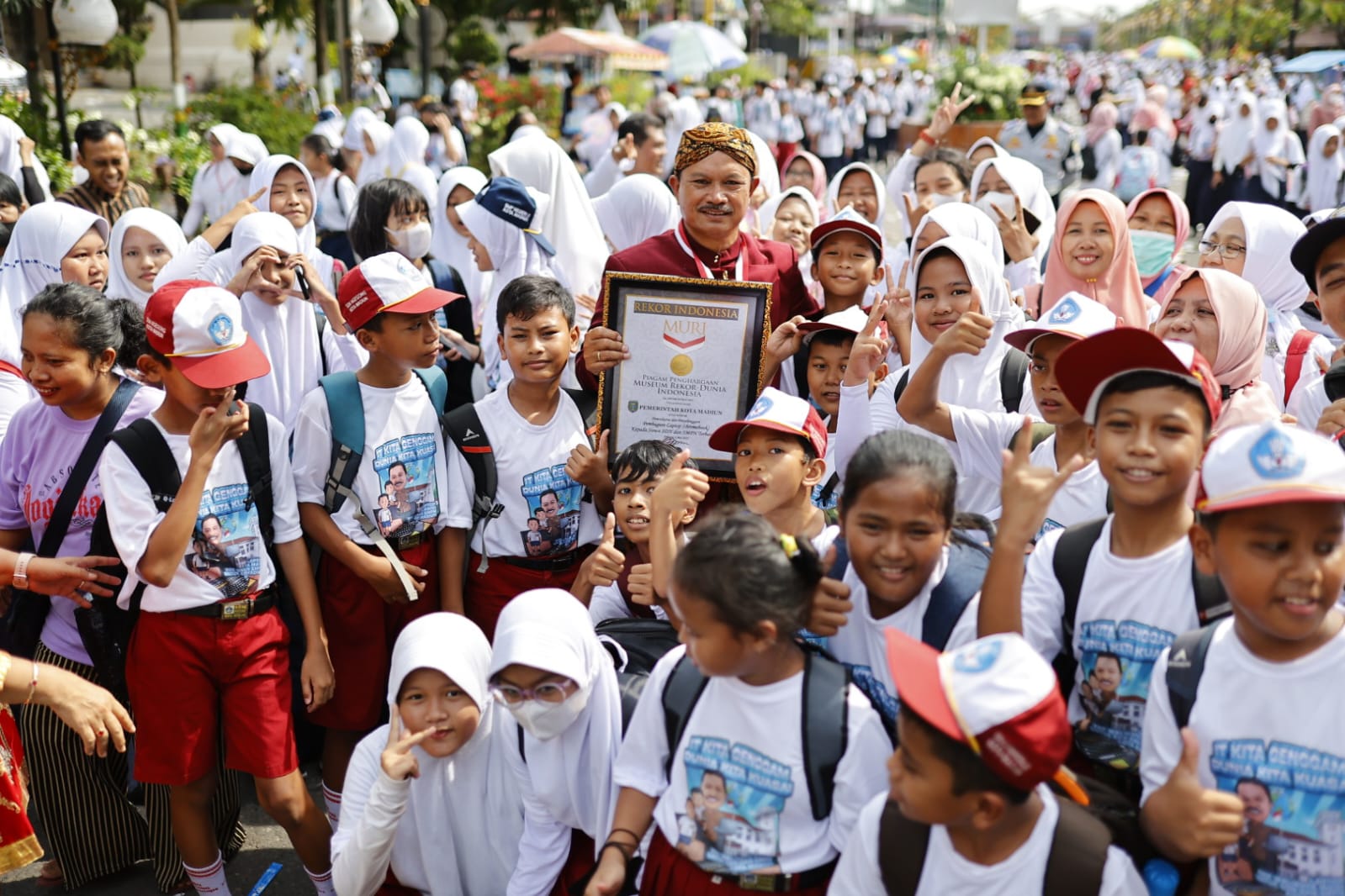 Foto 7 dari 7: Peringatan Hardiknas, Wali Kota: Kita Siapkan Generasi Emas 2045 Melalui Program Laptop