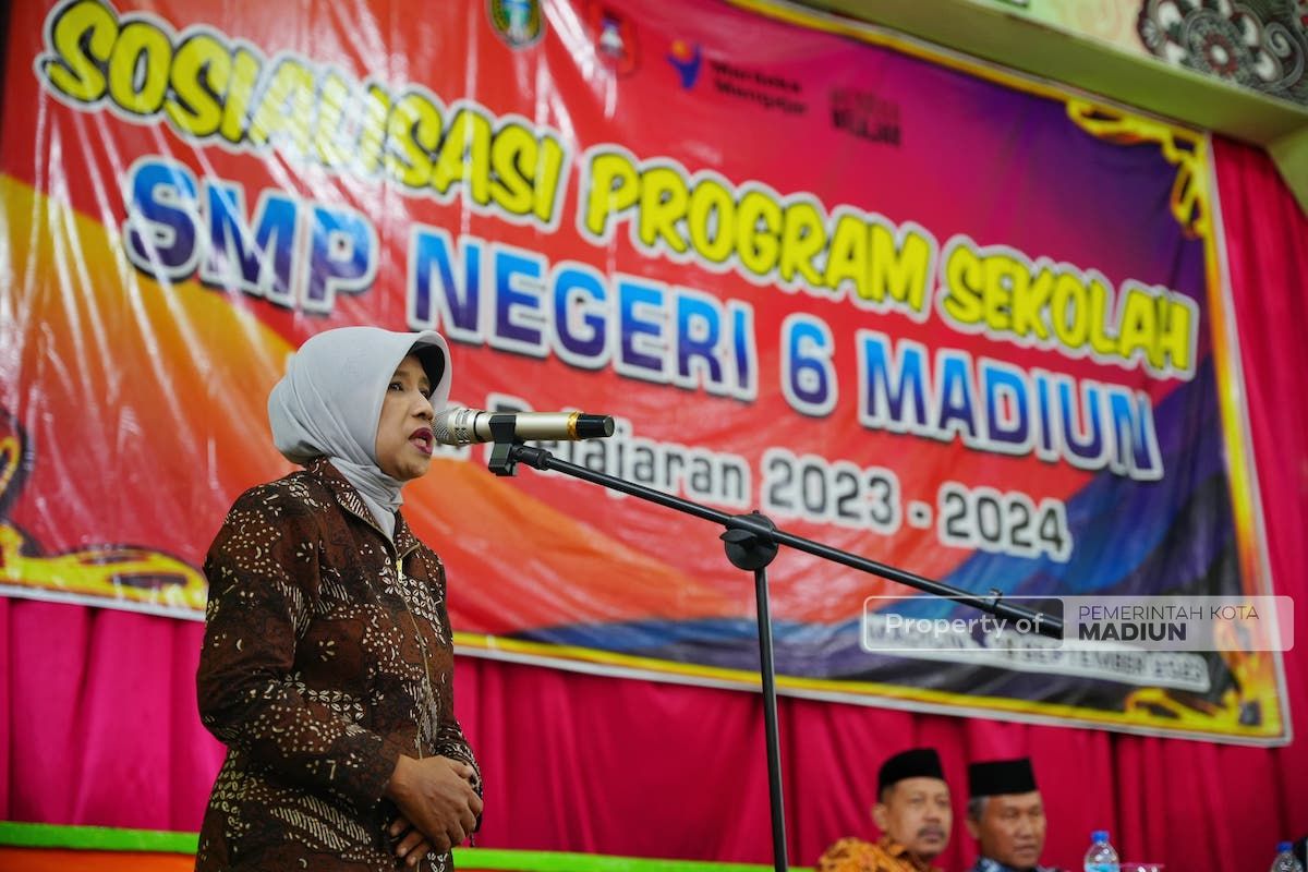 Foto 3 dari 8: Hadiri Sosialisasi Program Sekolah Di SMPN 6, Wali Kota Sampaikan Strategi Menuju Generasi Emas 2045