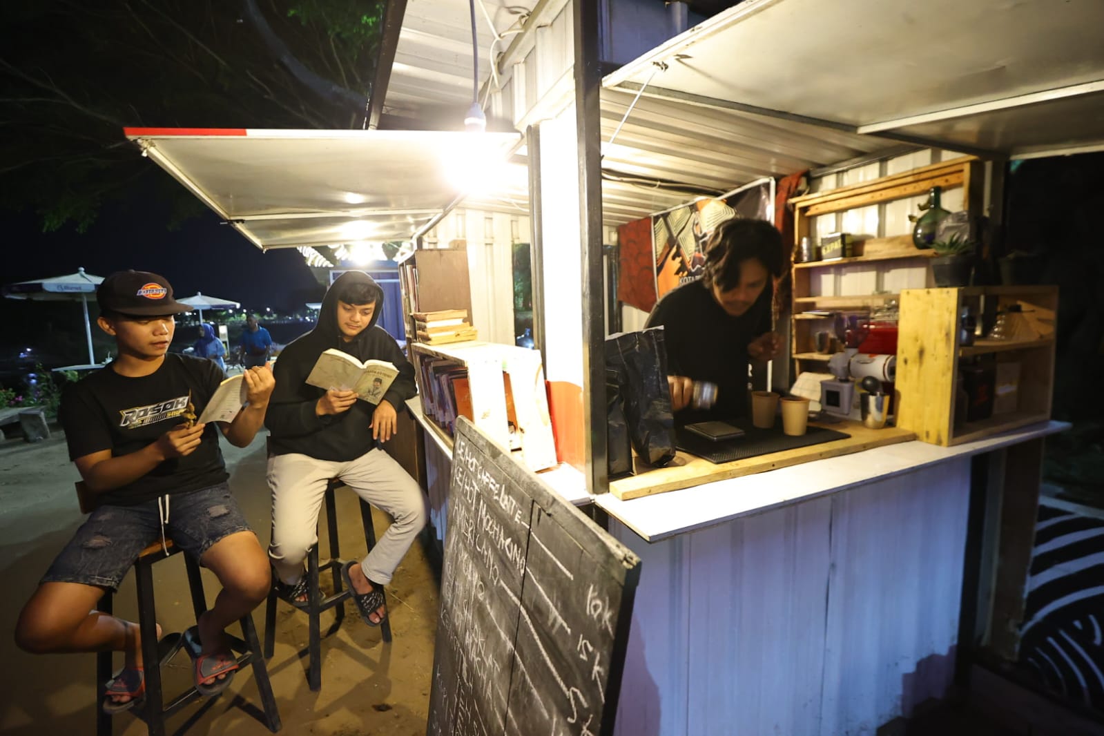 Foto utama berita: Melirik Warung Literasi Milik Ferrmans Noel Telussa di Bantaran Kali Madiun