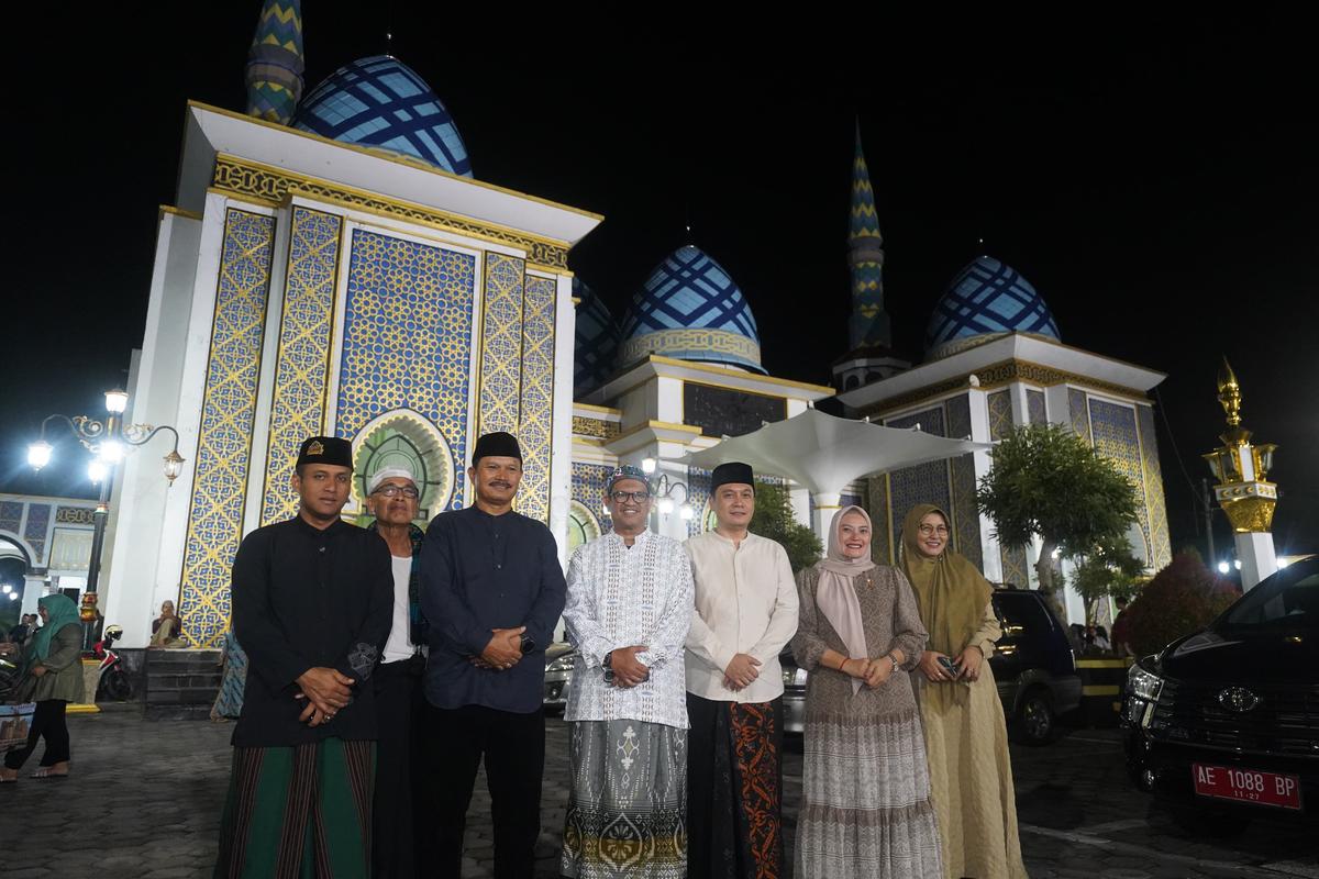 Foto 8 dari 9: Salat Isya dan Tarawih di Masjid Agung Baitul Hakim, Wali Kota: Jadikan Ramadan Sebagai Momentum Tingkatkan Ibadah