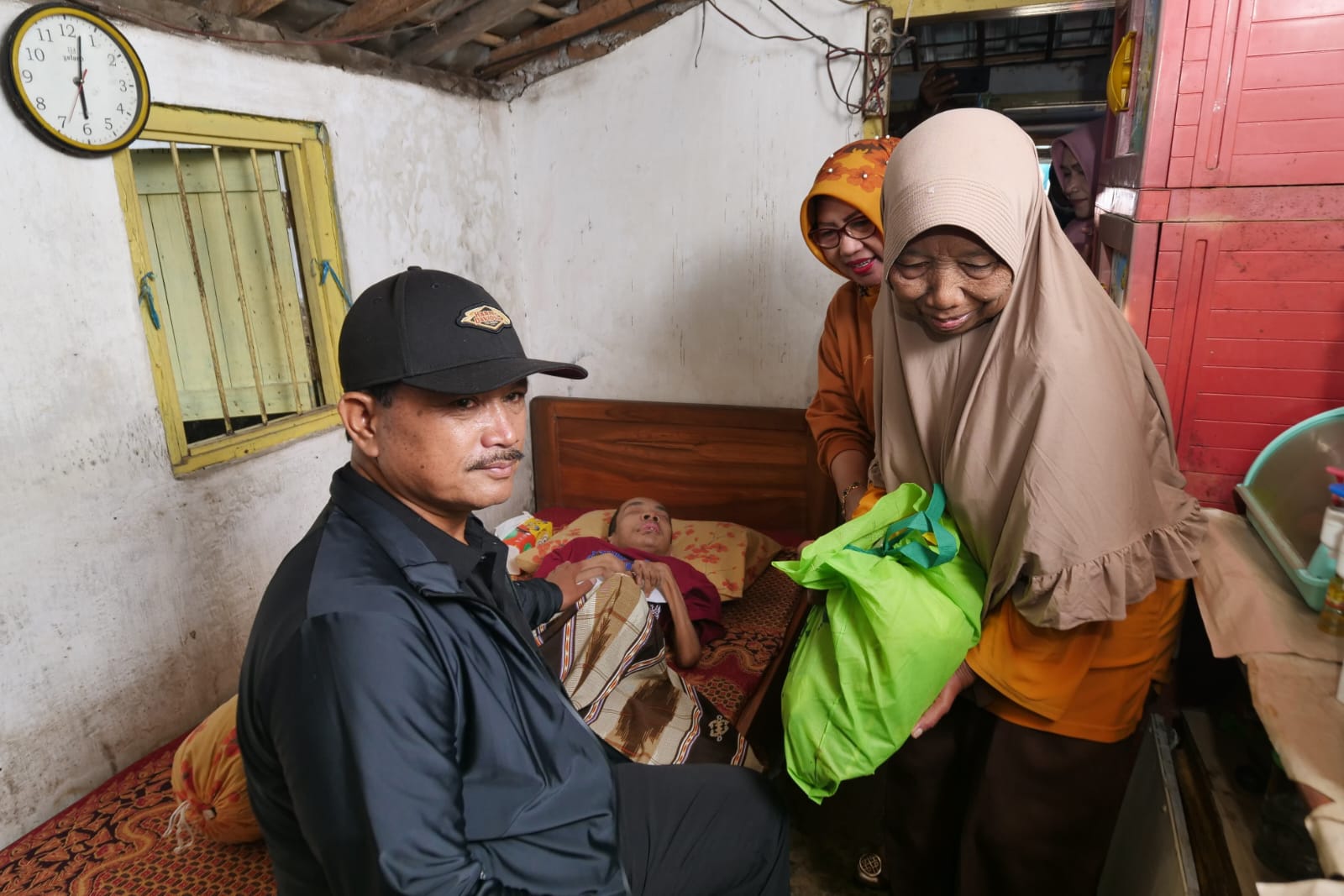 Foto 2 dari 6: Salurkan Bantuan Bagi Warga Yang Membutuhkan, Wali Kota Ingin Semua Bahagia