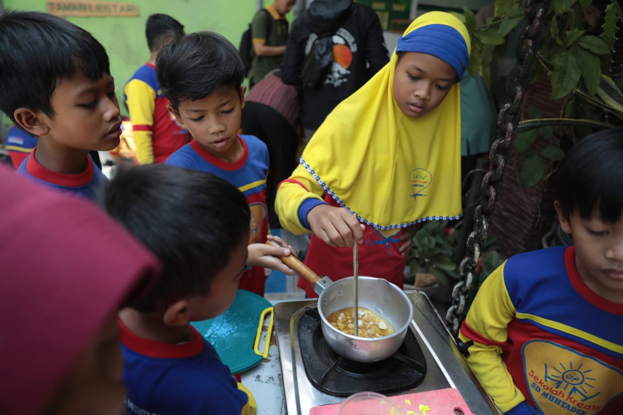 Foto 8 dari 8: Asah Kreativitas, SD Muhtadin Ajak Siswa Belajar Membuat Lilin Aromaterapi Dari Minyak Jelantah