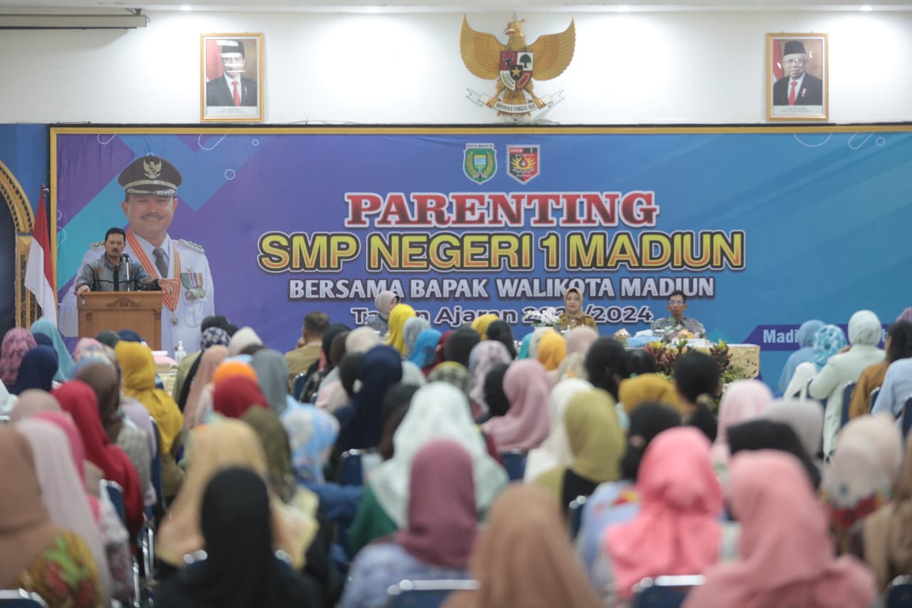 Foto 11 dari 13: Isi Seminar Parenting Di SMPN 1, Wali Kota Imbau Orang Tua Perhatikan Pergaulan Anak