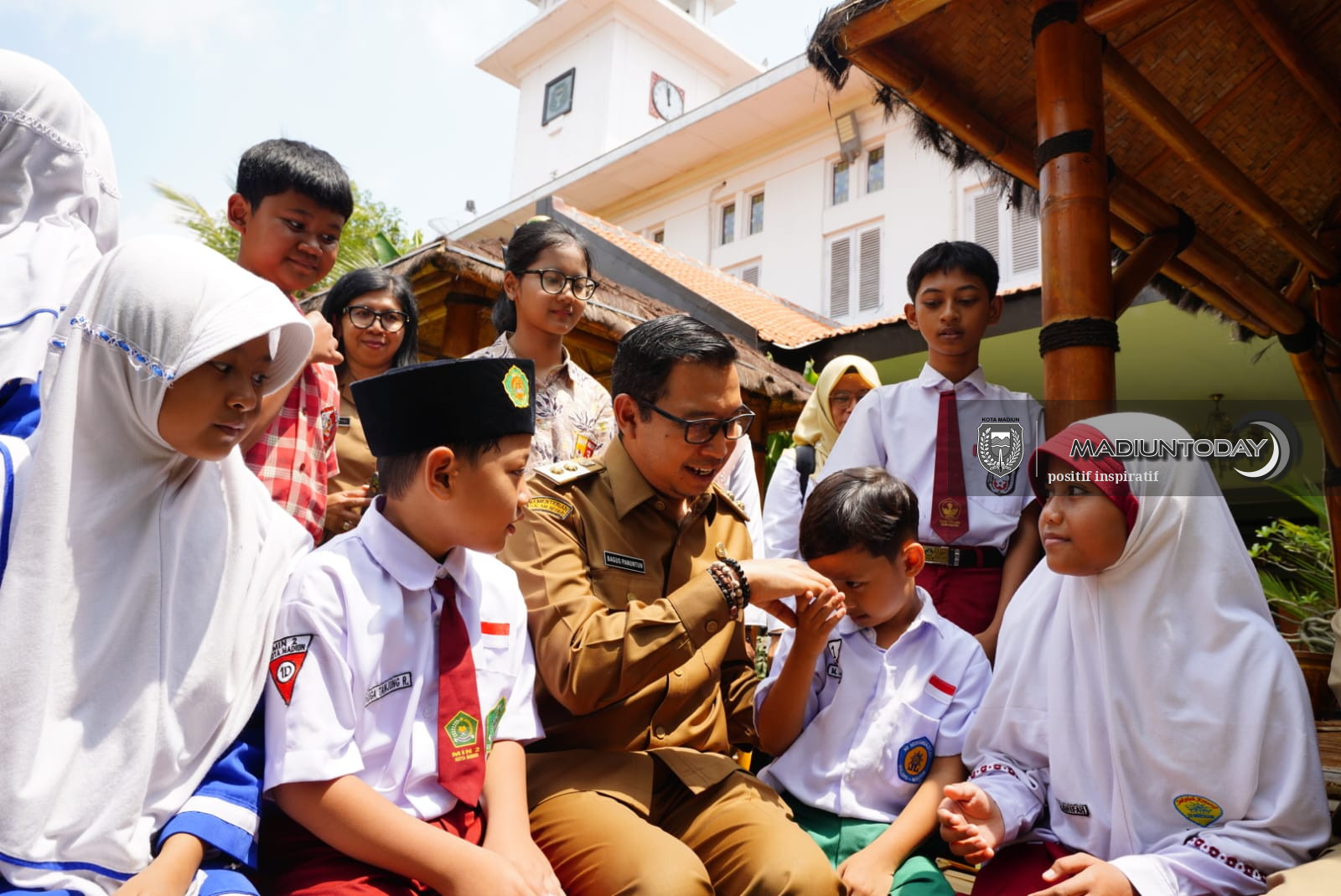 Foto 7 dari 10: 10 Karya Madiun Melukis Dipasang di Balai Kota, Pemkot Siapkan Perlindungan HKI