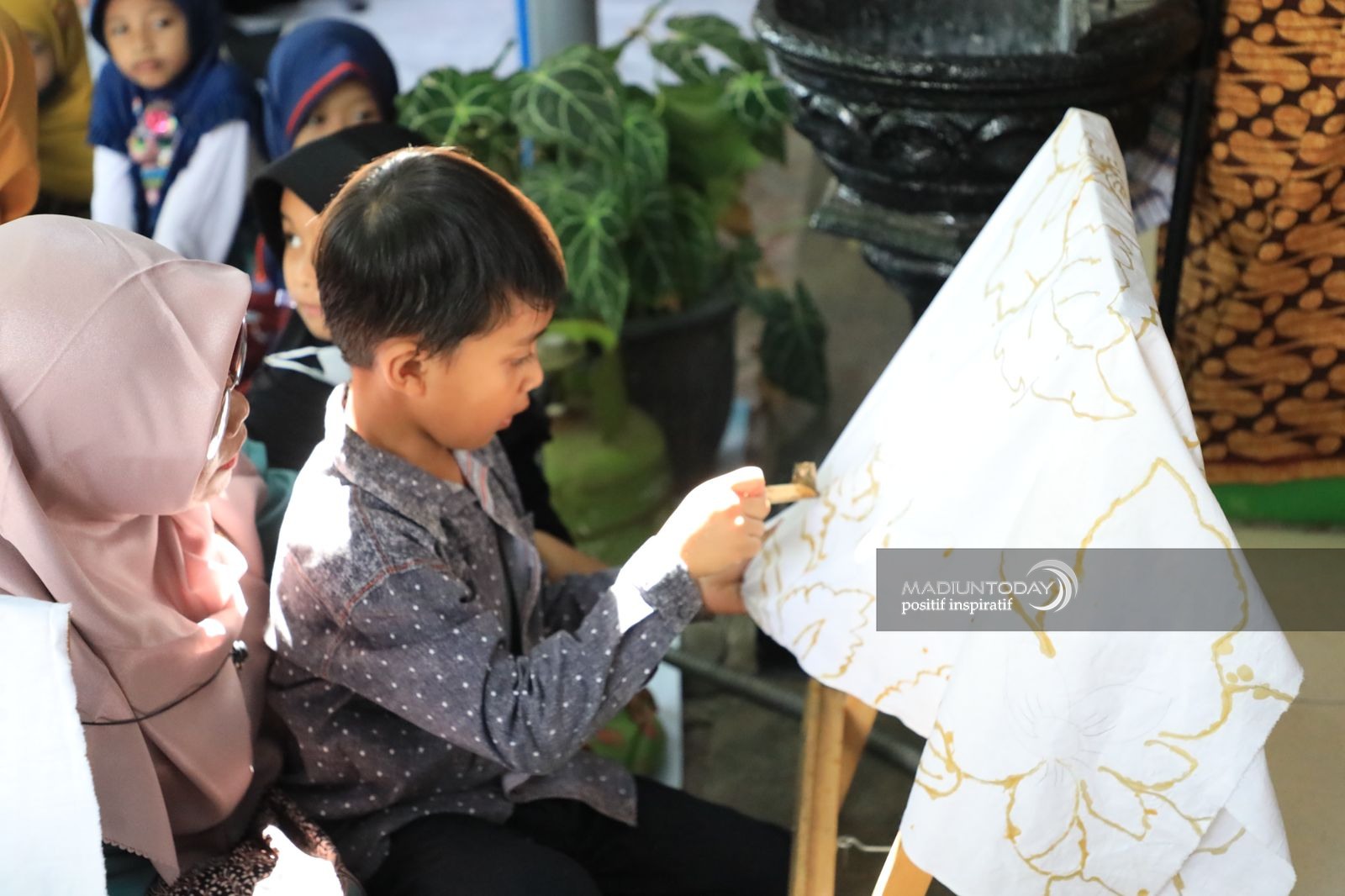 Foto 6 dari 9: Serunya Peringatan Hari Batik TK ABA, Sarat Pembelajaran Karakter dan P5 Kurikulum Merdeka