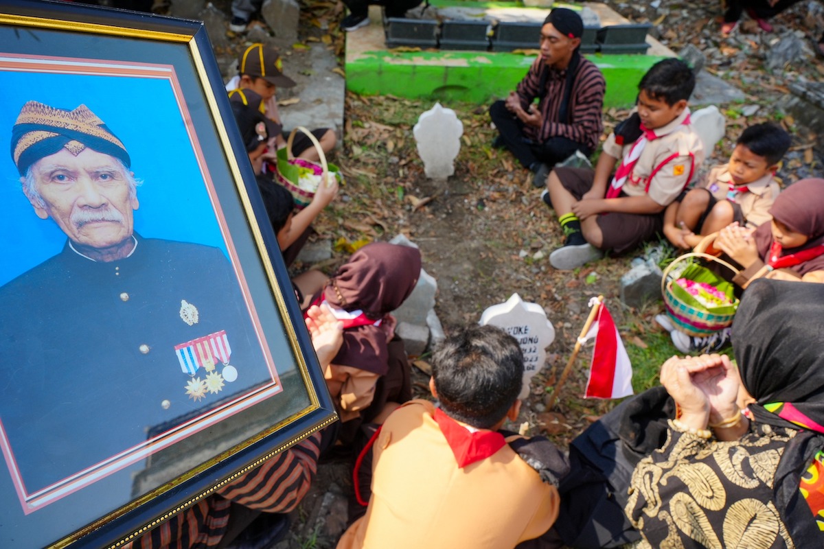 Foto 1 dari 6: Jelang Hari Pahlawan, Siswa SDN 01 Nambangan Lor Ziarah Makam Pejuang Di Pemakaman Umum