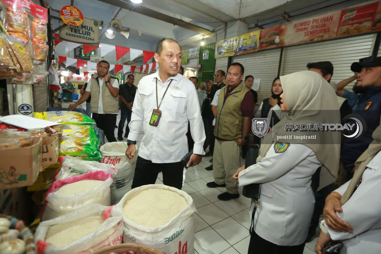Foto 9 dari 10: Stok SPHP Aman, Bapanas Sidak Ketersediaan dan Harga Beras di Pasar Besar Madiun