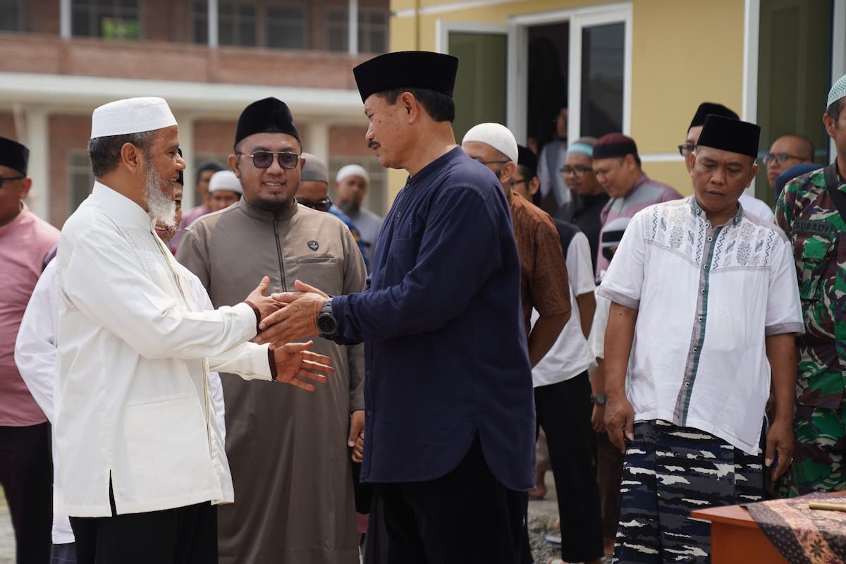 Foto 8 dari 9: Safari Salat Jumat di Wilayah Taman, Wali Kota Maidi Sekaligus Resmikan Masjid Khadija Al Zarouni