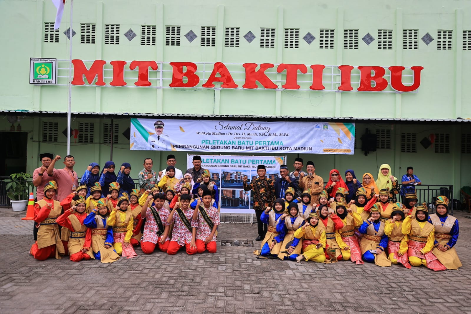Foto 9 dari 9: Peletakan Batu Pertama Pembangunan Gedung Baru MIT Bakti Ibu, Wali Kota Beri Apresiasi Perkembangan Pesat Yayasan