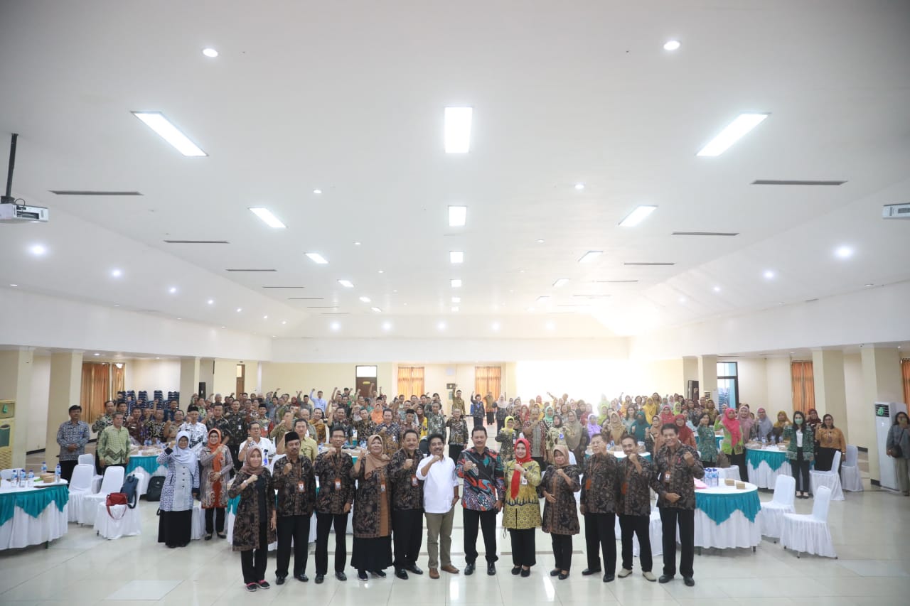 Foto 8 dari 12: Gelar Dialog Kebijakan Pendidikan, Wali Kota Dr.Maidi Harap Seluruh Stakeholder Saling Berkolaborasi