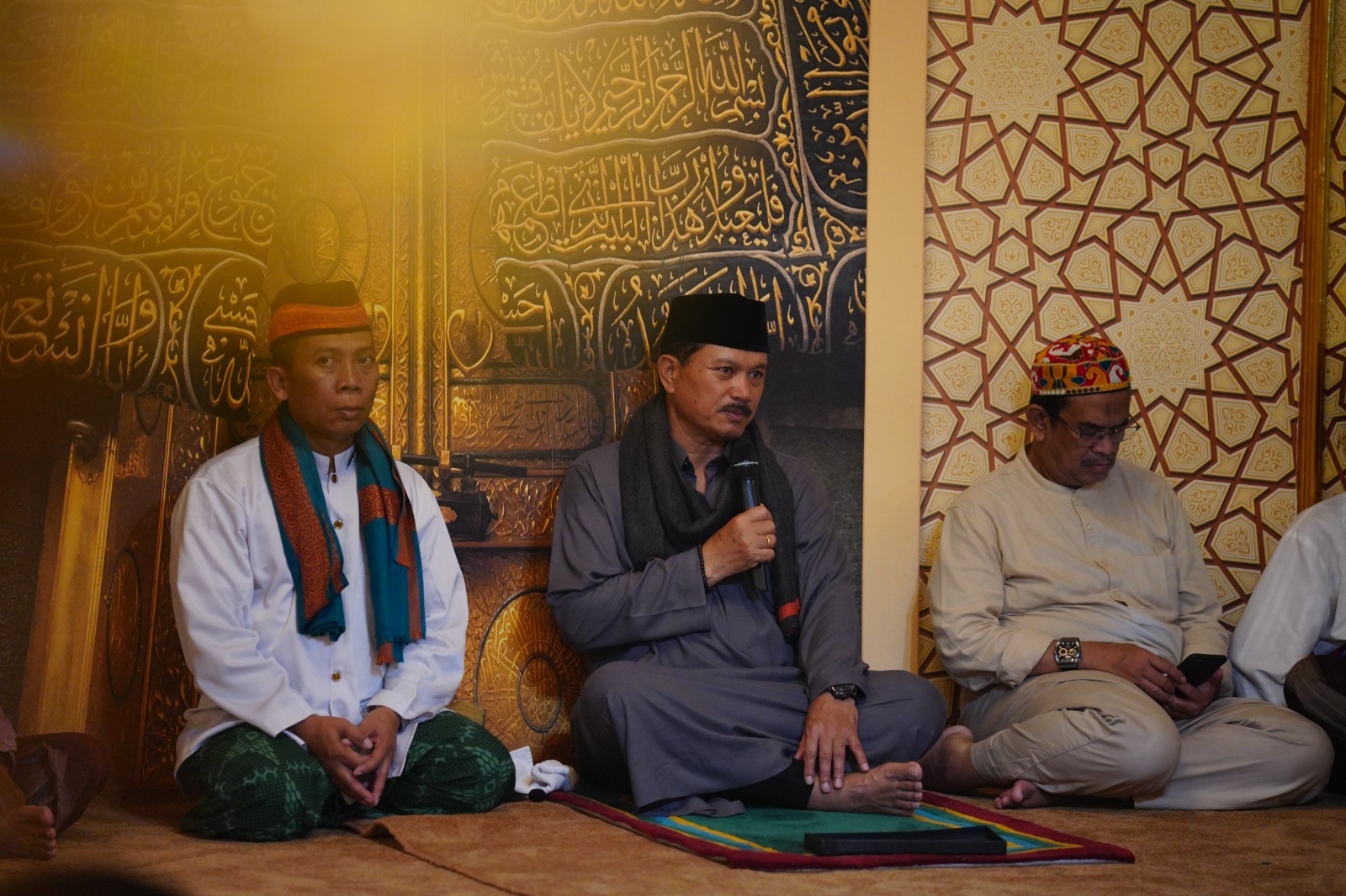 Foto 6 dari 10: Salat Isya dan Tarawih Safari Ramadan di Pondok Abi Bahrun Madinatul Jannah, Wali Kota Sampaikan Event Sambut Lebaran