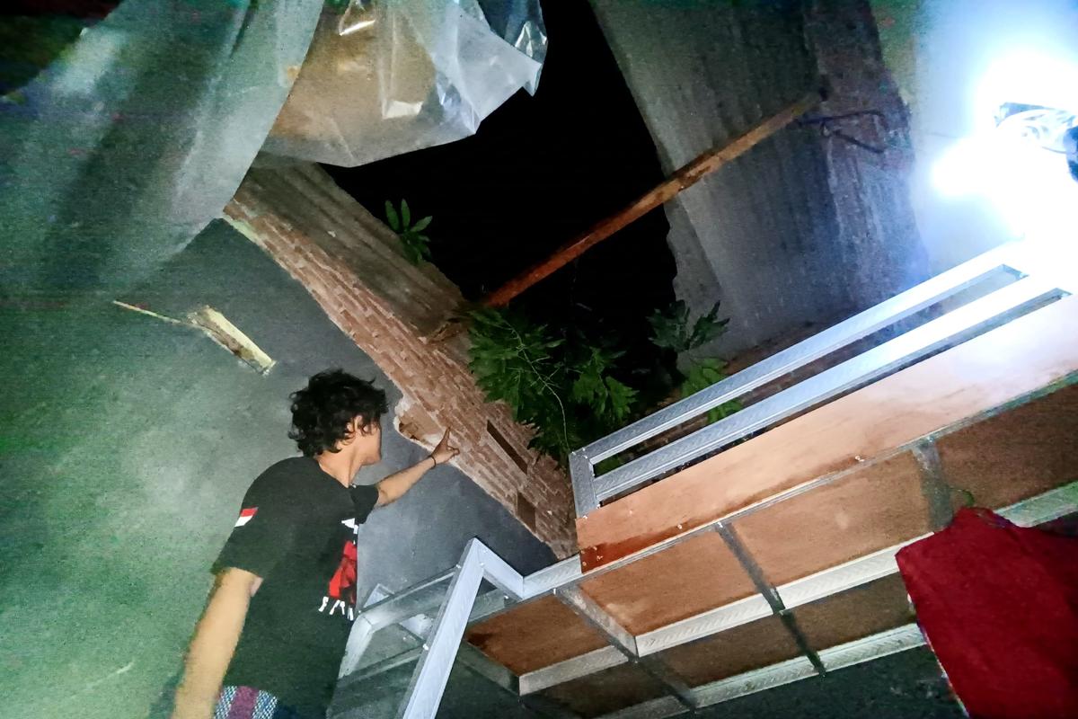 Foto 12 dari 22: Kota Madiun Diterjang Puting Beliung, Petugas Respon Cepat Bersihkan Area Terdampak