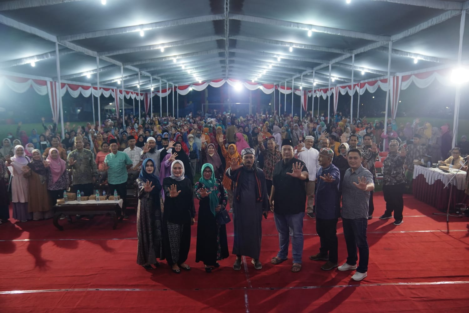Foto 10 dari 10: WBR di Kecamatan Manguharjo, Wali Kota Sampaikan Informasi Hingga Serahkan Hadiah Lomba Kebersihan Makam