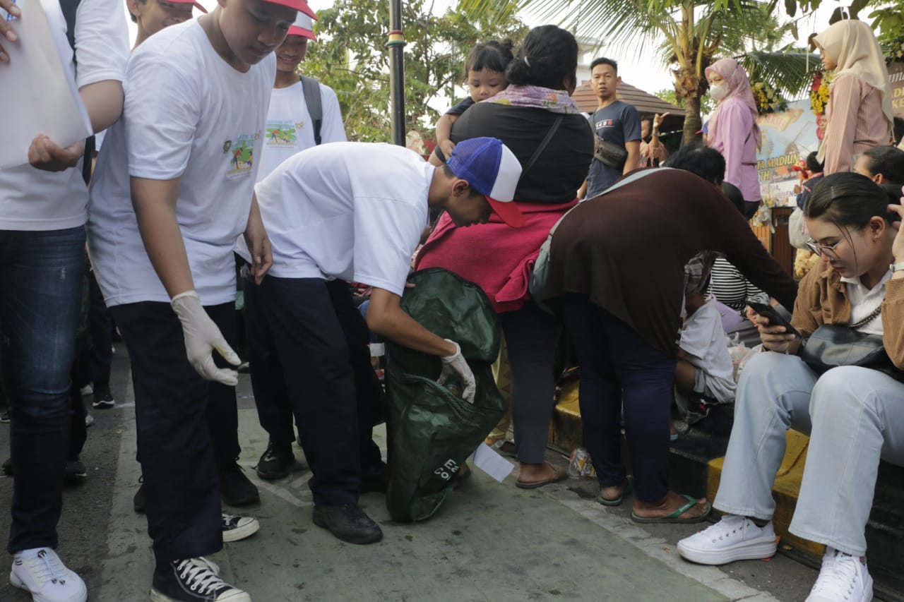 Foto 3 dari 6: Ada Aksi Pungut Sampah Bersama 105 Pelajar Dalam Peringatan Hari Jadi, Wali Kota Beri Apresiasi