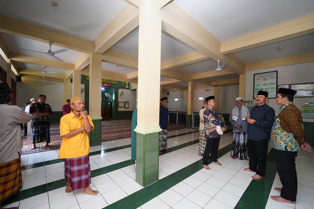 Foto 6 dari 9: Kunjungi Pasar Sleko, Wali Kota Gelar Shalat Jumat Ikuti Shalat Jumat Bersama Warga Dan Pedagang