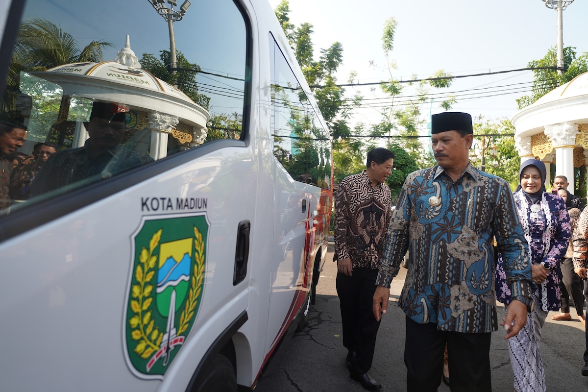 Foto 2 dari 7: Terima CSR Kendaraan Operasional untuk Pemkot dari Bank Jatim, Wali Kota Harap Bermanfaat bagi Masyarakat