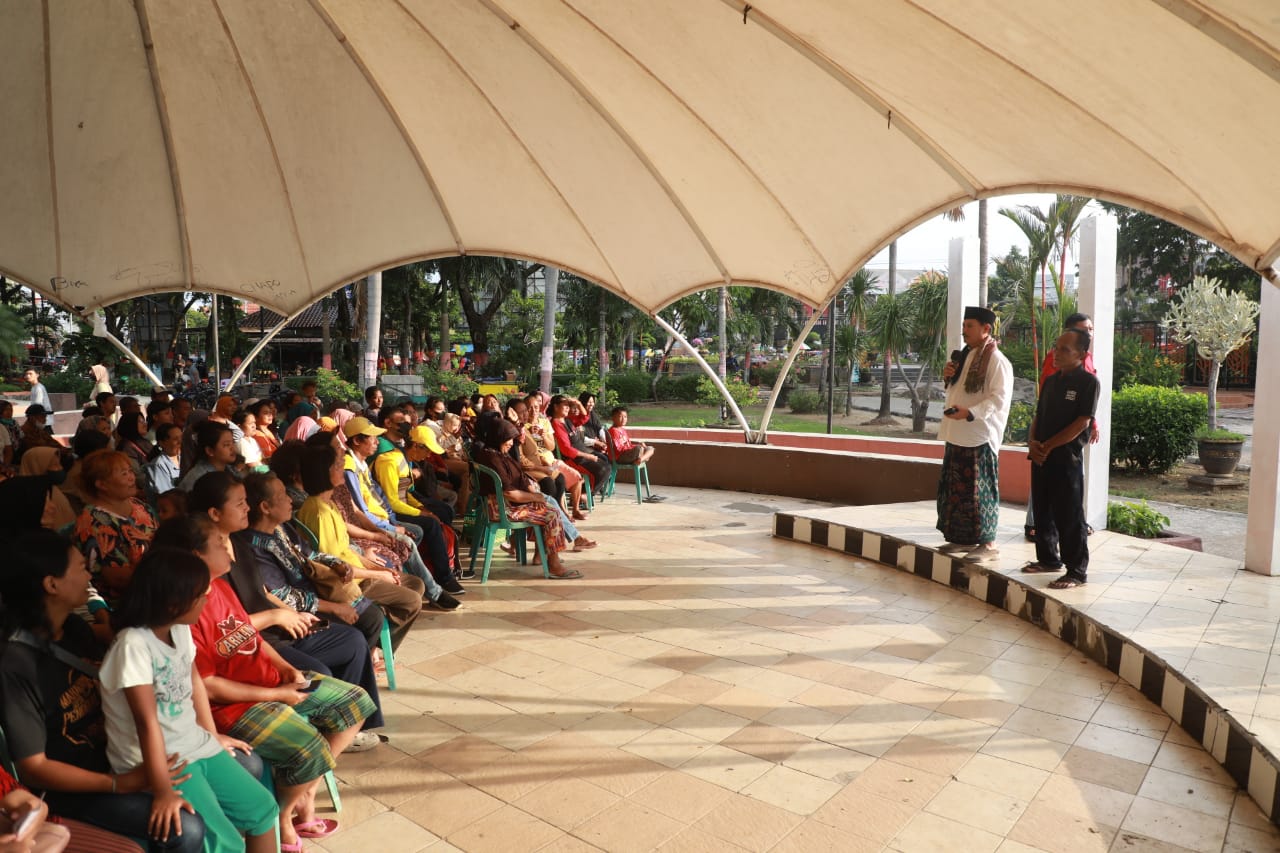 Foto 6 dari 13: Bagikan Ratusan Beras dan Gula ke PKL, Wali Kota: Sembako Selalu Ada
