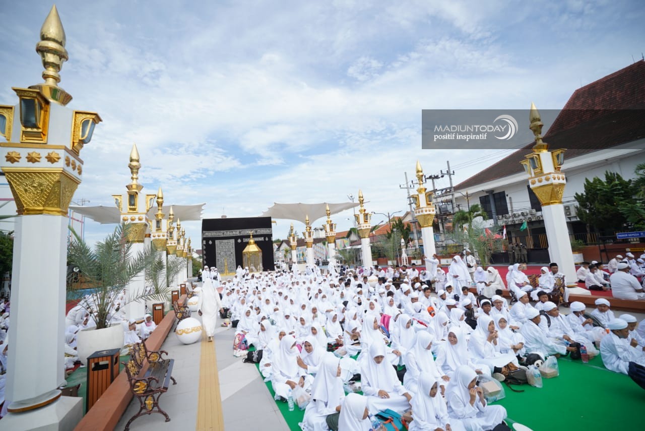Foto 2 dari 11: Jalan Pahlawan Memutih, Ada 20 Ribu Lebih Jamaah Hadiri Pengajian Akbar Peringatan Hari Santri