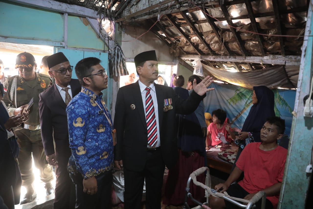Foto 4 dari 6: Bantu Warga Korban Kecelakaan, Wali Kota Salurkan Kursi Roda