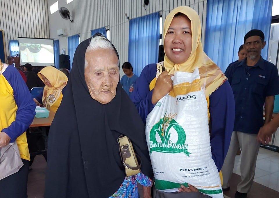 Foto 1 dari 3: Masuki Pencairan Termin Ketiga, Ada 9.668 Penerima Bantuan Pangan di Kota Pendekar, Tiap Penerima Total Dapat 60 Kilogram