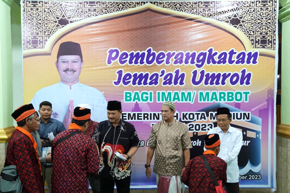 Foto 8 dari 9: Berangkatkan Marbot dan Imam Masjid Ibadah Umrah, Wali Kota Harap Jadi Sarana Peningkatan Keimanan Jamaah