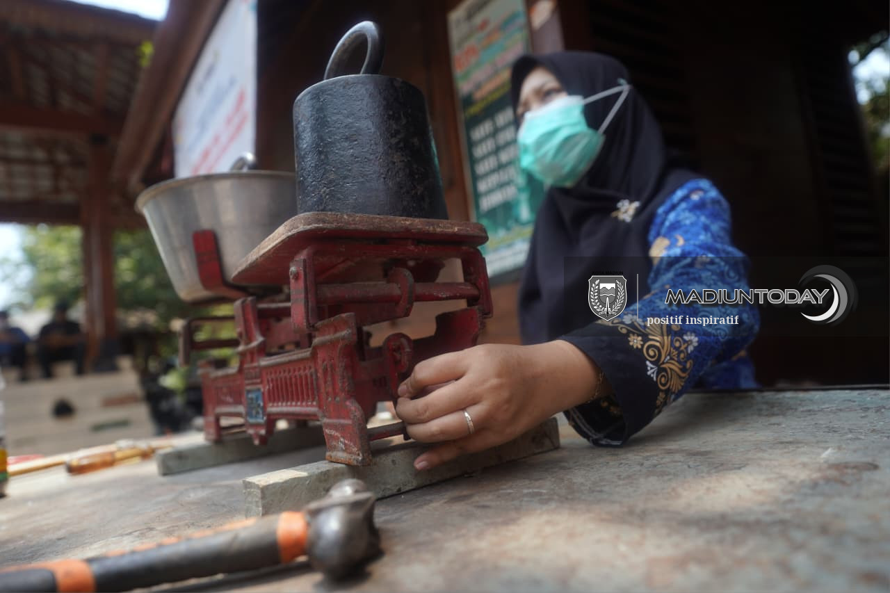Foto 11 dari 19: Dari Posyandu hingga Pedagang, Layanan Tera Ulang Hadir di Kelurahan Pastikan Timbangan Akurat