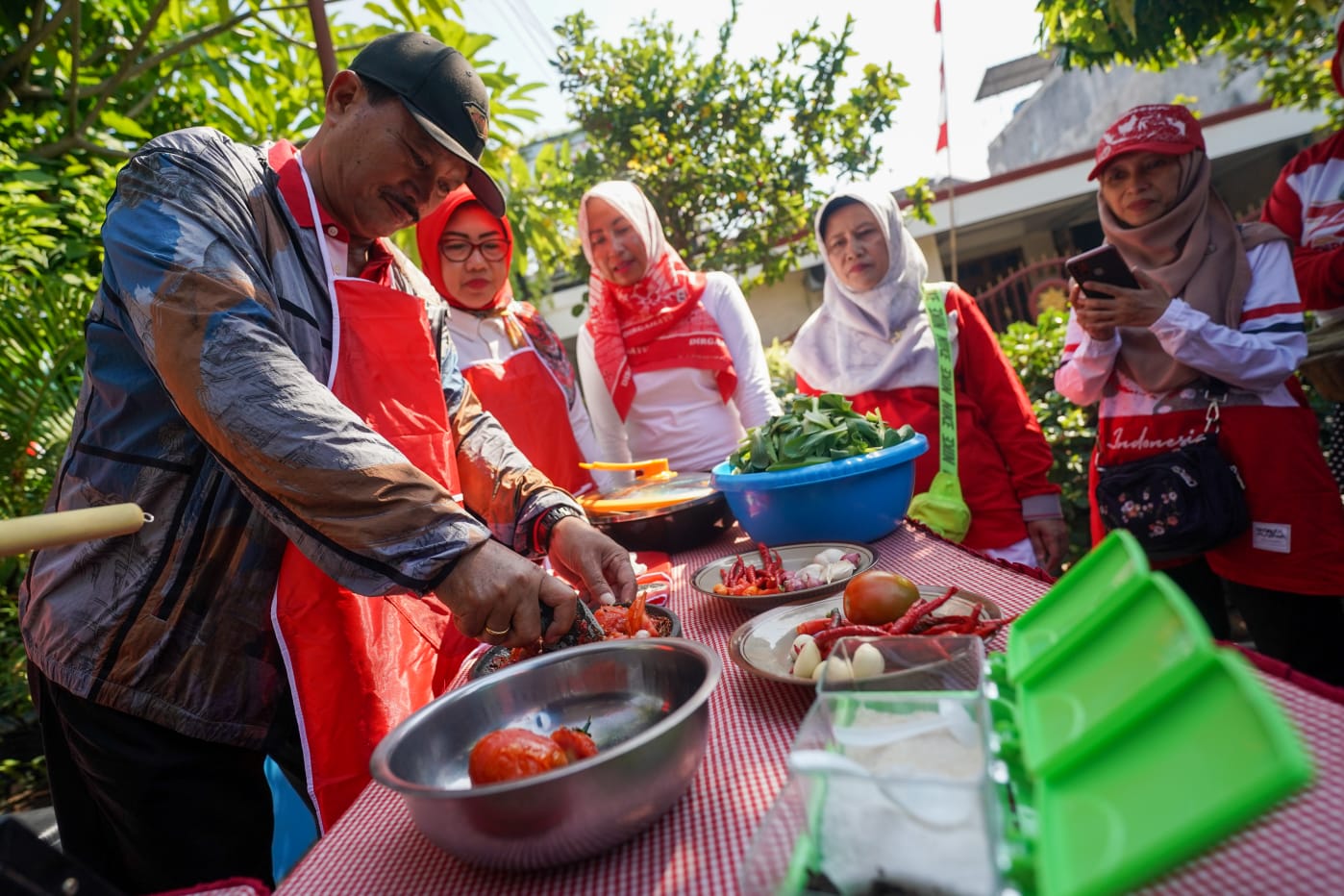 Foto 6 dari 9: Tinjau P2L Taman Asri, Wali Kota Panen Lele dan Sayur Mayur