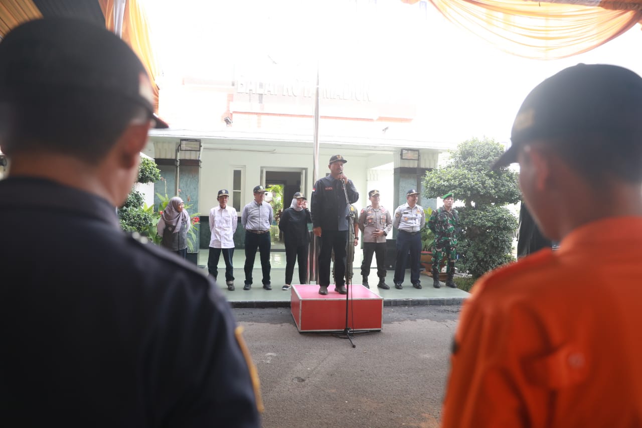 Foto 9 dari 11: Jelang Pergantian Tahun, Wali Kota Gelar Apel Pasukan Pengamanan Malam Tahun Baru