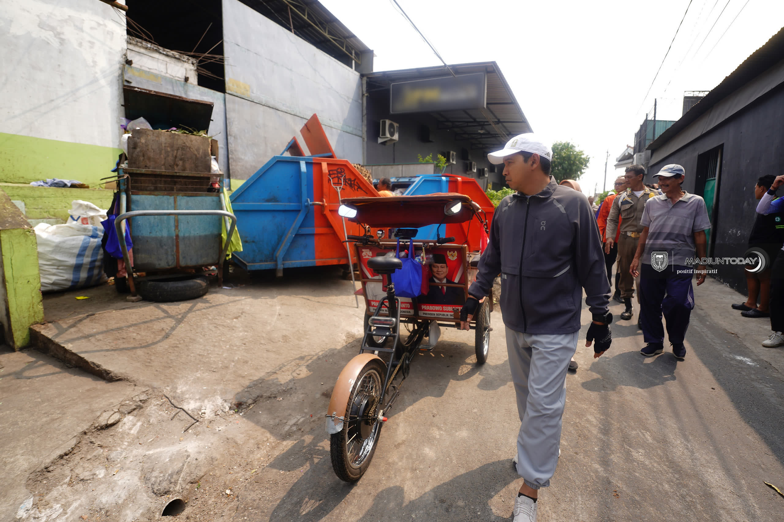 Foto 2 dari 20: Tak Hanya Dialog Malam Hari, Giat WBR Kini Dimulai Keliling Beri Solusi Langsung di Lokasi