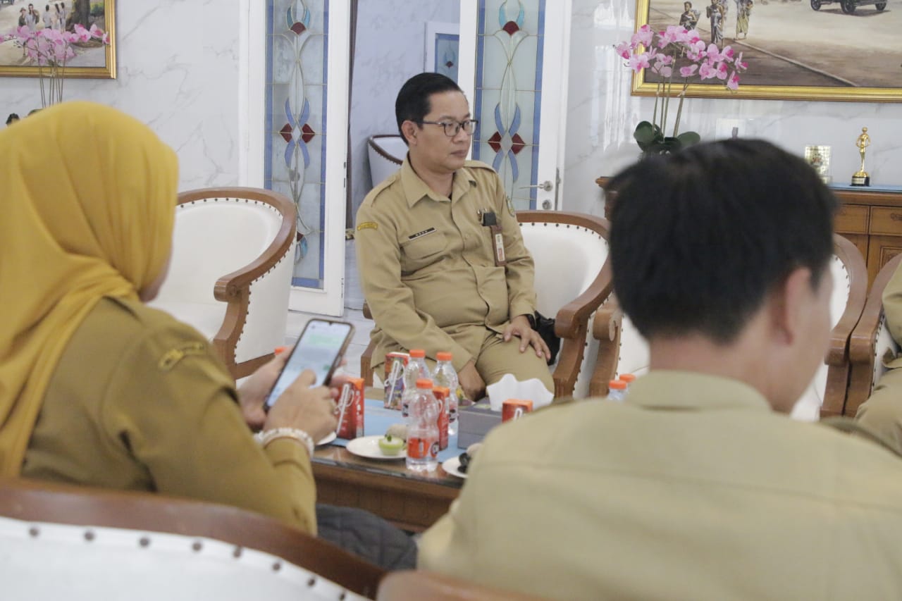 Foto 11 dari 11: Terima Dua Audiensi, Pj Wali Kota Bahas Pelantikan Pengurus Kwarcab Pramuka Hingga Proyek Strategis Pemkot Madiun