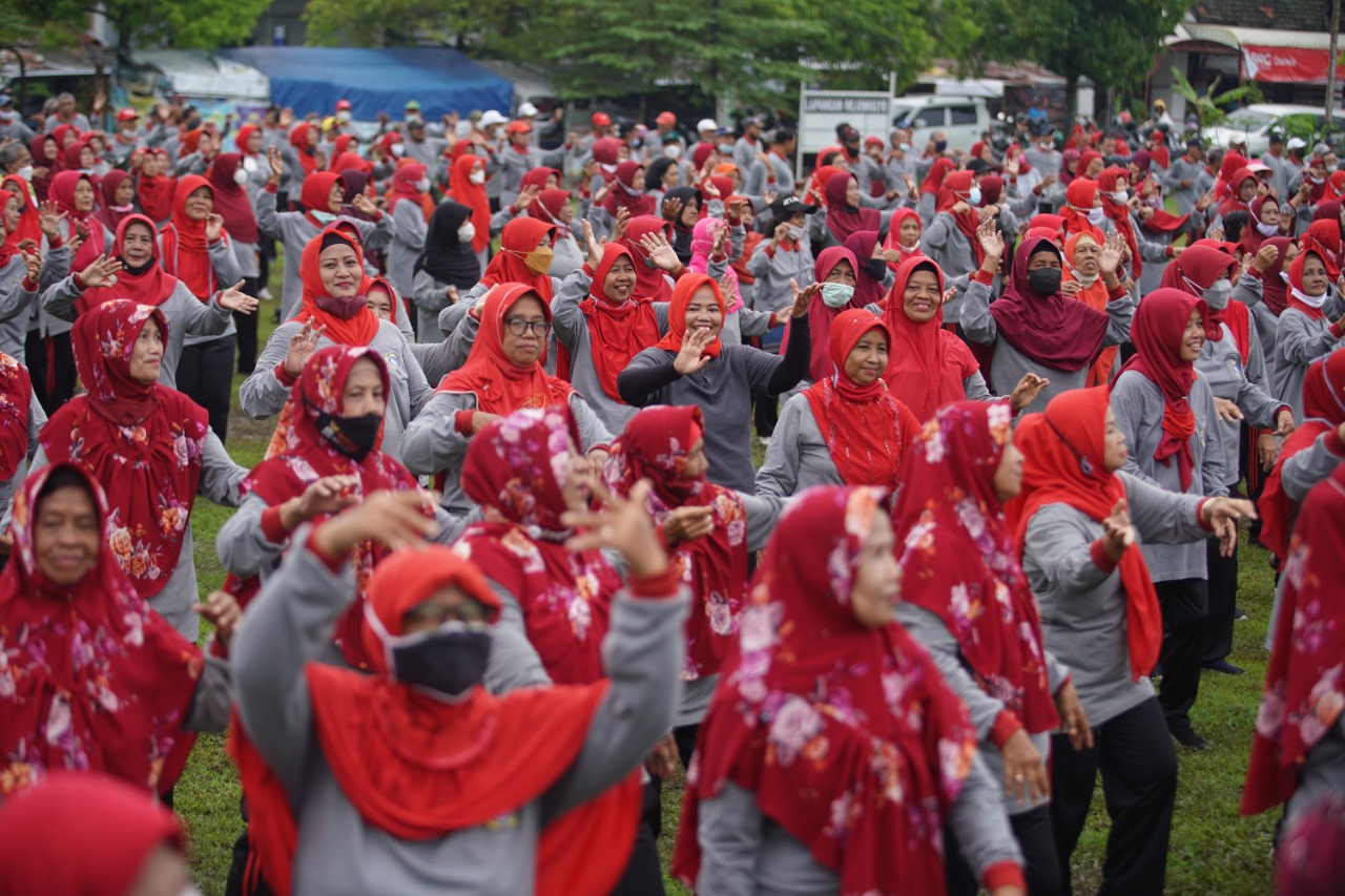 Foto 9 dari 10: Ikuti Senam Lansia di Rejomulyo, Wali Kota: Anggaran untuk Lansia Kita Tambah