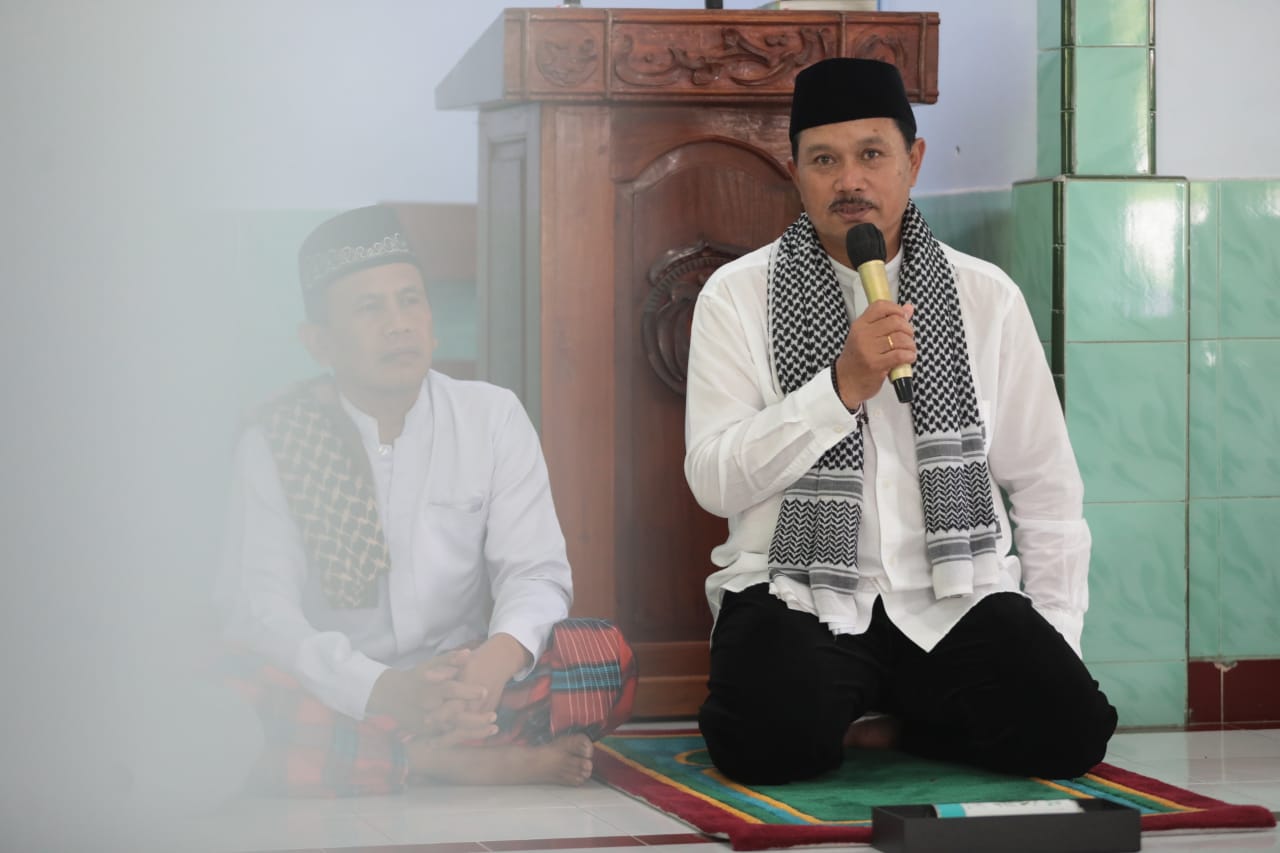 Foto 7 dari 10: Salat Jum’at di Masjid Ar-Rohman, Wali Kota Persilahkan Jamaah Sampaikan Usulan