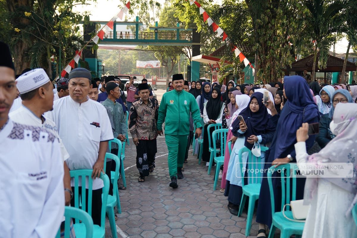 Foto 8 dari 9: Ikuti Pengajian Ahad Wage SKIMA, Wali Kota Sampaikan Program Pendidikan Pemerintah Kota