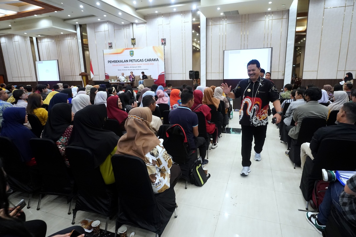 Foto 8 dari 9: Beri Pembekalan Petugas Caraka Pemilu 2024, Wali Kota Pesan Jalankan Tugas dengan Amanah