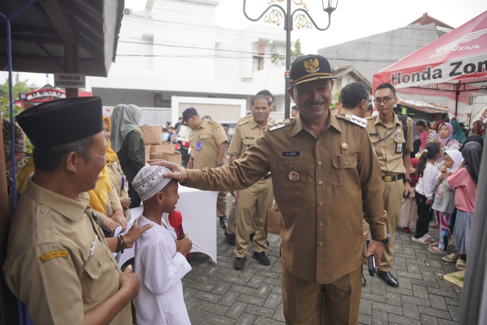 Foto 4 dari 9: Wali Kota Maidi Serahkan Bantuan CSR Hingga Buka Bazar Takjil Lapak UMKM