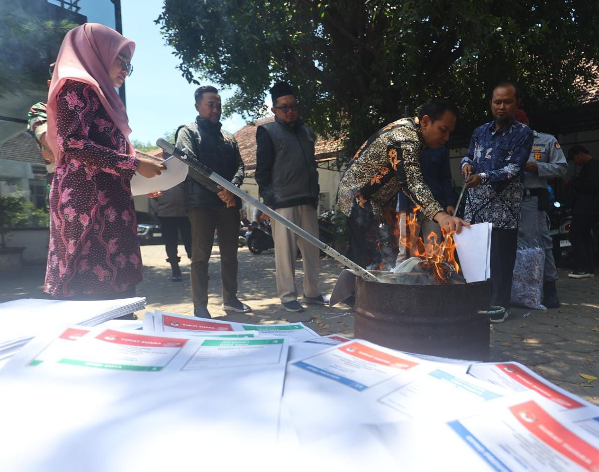 Foto 2 dari 7: Agar Tak Disalahgunakan, KPU Musnahkan Ratusan Sisa Surat Suara Pemilu 2024