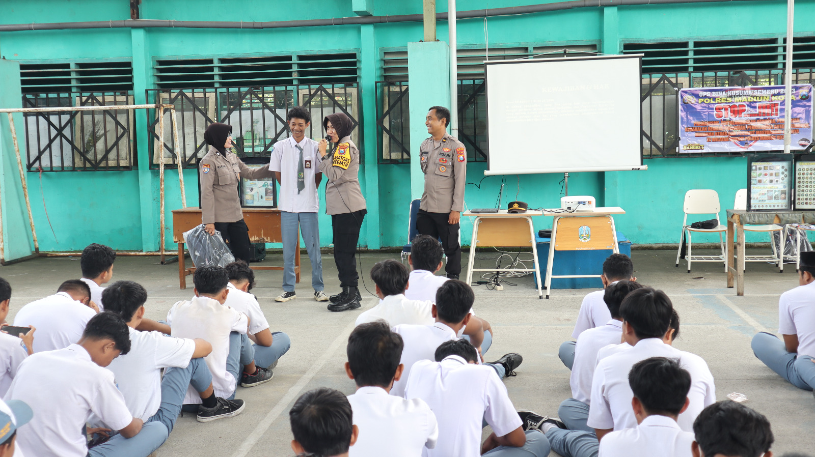 Foto 3 dari 5: Cegah Penyebaran Narkoba, Polres Madiun Kota Gelar Sosialisasi Bagi Pelajar