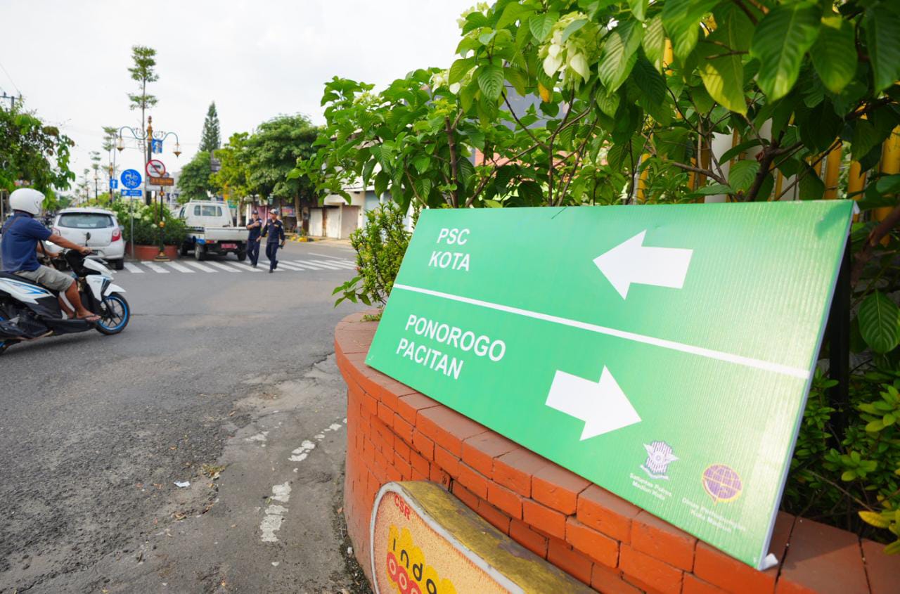 Foto 2 dari 3: Permudah Pemudik, Dishub Pasang Puluhan Rambu Petunjuk Arah di Belasan Titik