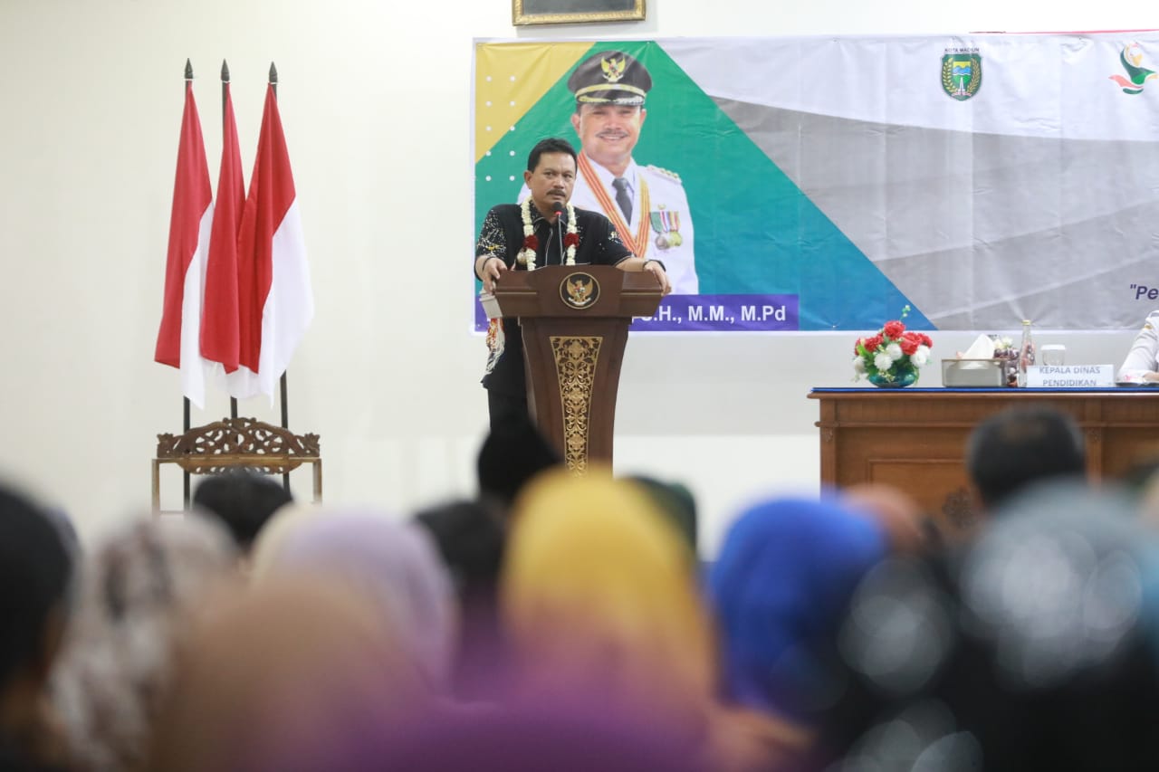 Foto 1 dari 10: Beri Arahan Parenting Bagi Wali Murid SMPN 10, Wali Kota Harap Orang Tua Bantu Wujudkan Generasi Emas 2045