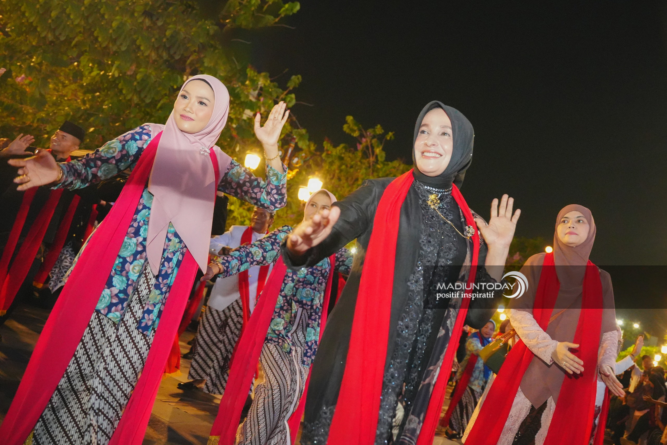 Foto 1 dari 11: Madiun Menari Pukau Wawali Pekalongan: Madiun Luar Biasa!