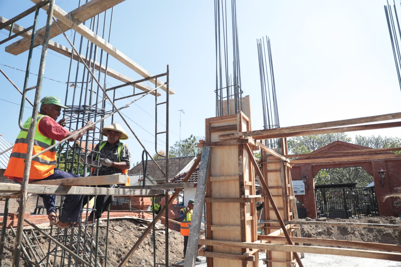 Foto 3 dari 5: Tinjau Pembangunan Menara, Wali Kota Apresiasi Pekerjaan Surplus 5 Persen Lebih di Minggu Pertama