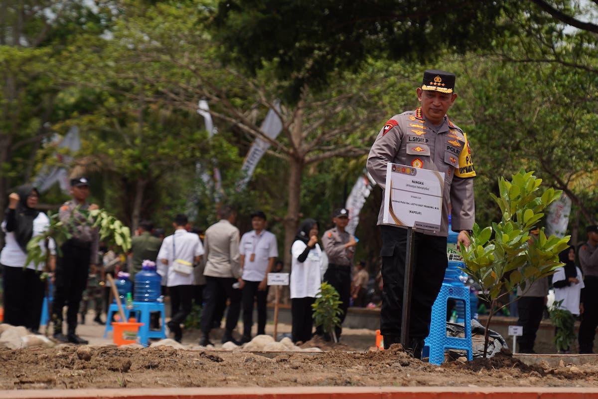 Foto 3 dari 8: Dampingi Menko PMK Dan Kapolri, Wali Kota Dukung Program Penanaman 10 Juta Pohon Di Madiun