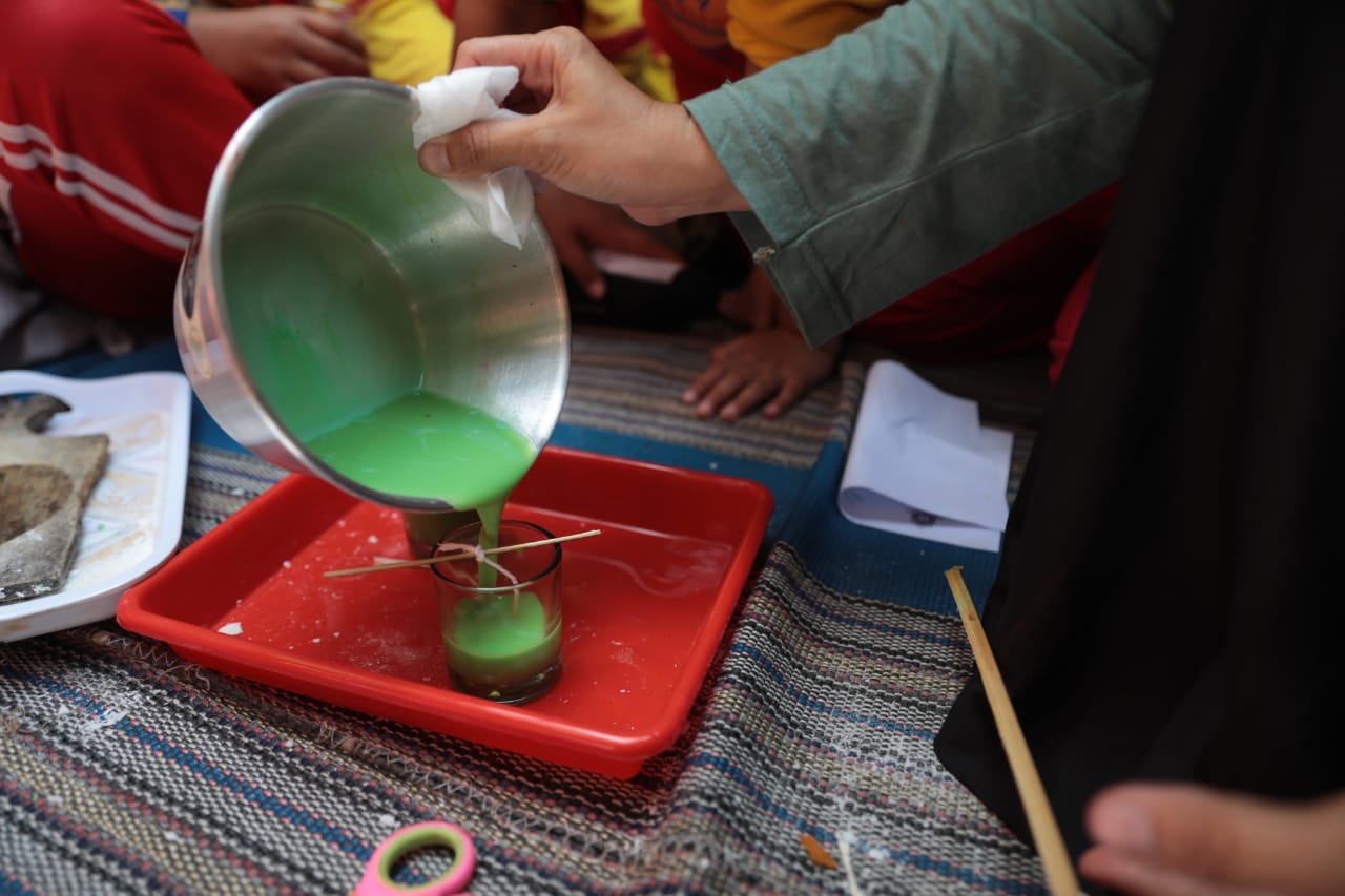 Foto 5 dari 8: Asah Kreativitas, SD Muhtadin Ajak Siswa Belajar Membuat Lilin Aromaterapi Dari Minyak Jelantah
