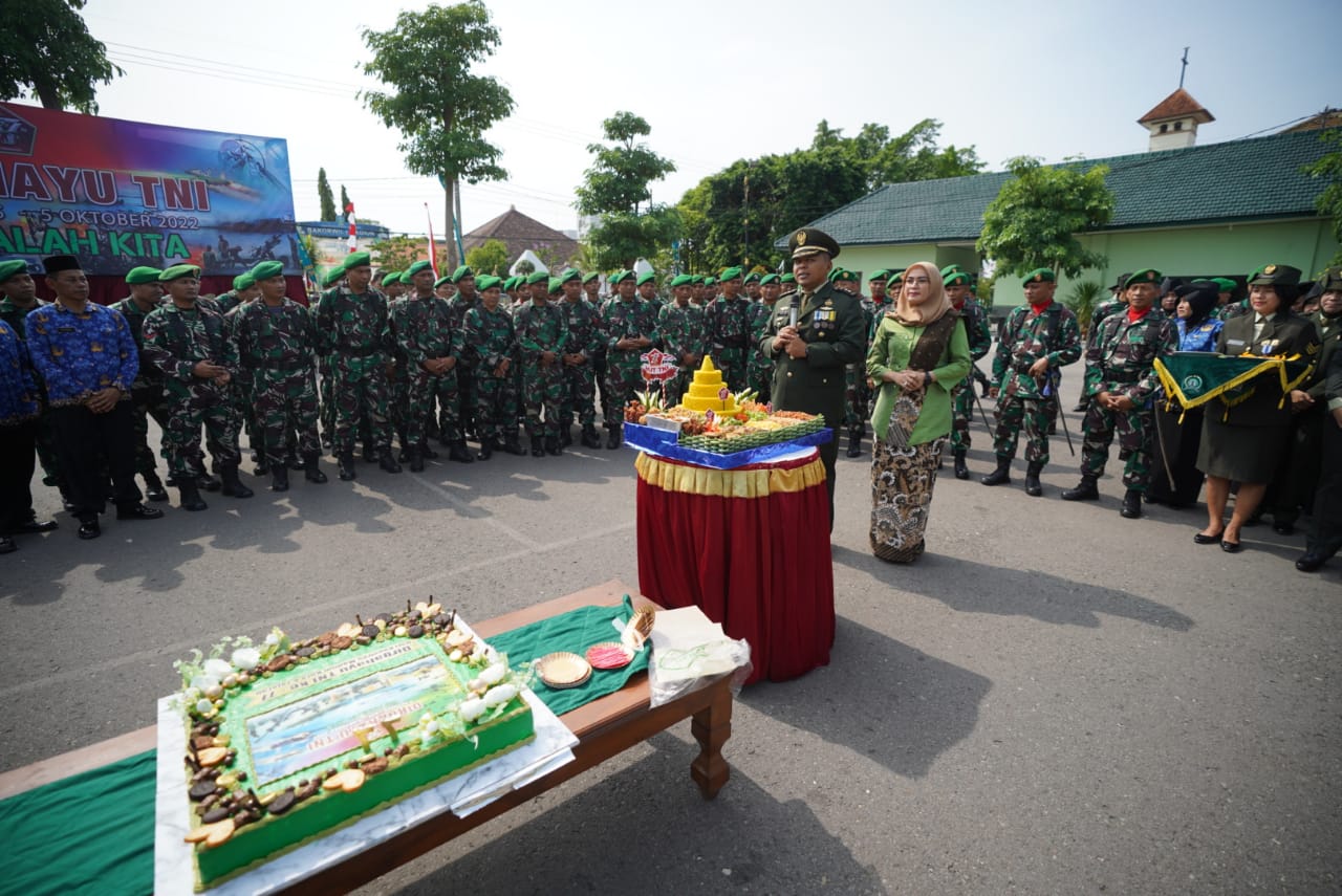 Foto 7 dari 11: Rayakan HUT Ke-77 TNI, Polisi Kota/Kabupaten Beri Kejutan Untuk Korem
