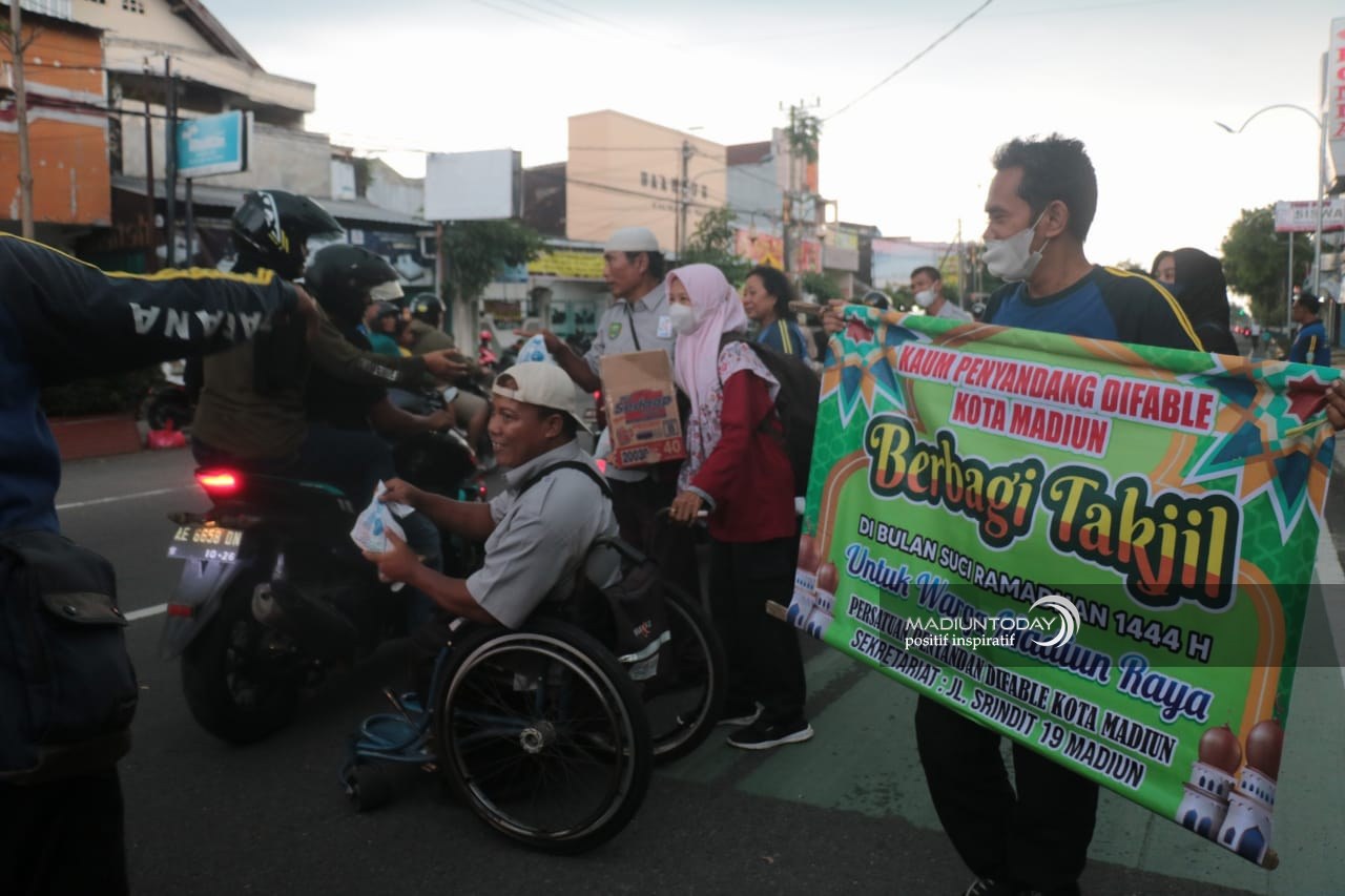 Foto 4 dari 6: Penyandang Difabel Kota Madiun Bagi Takjil Dari Produk Olahan Sendiri