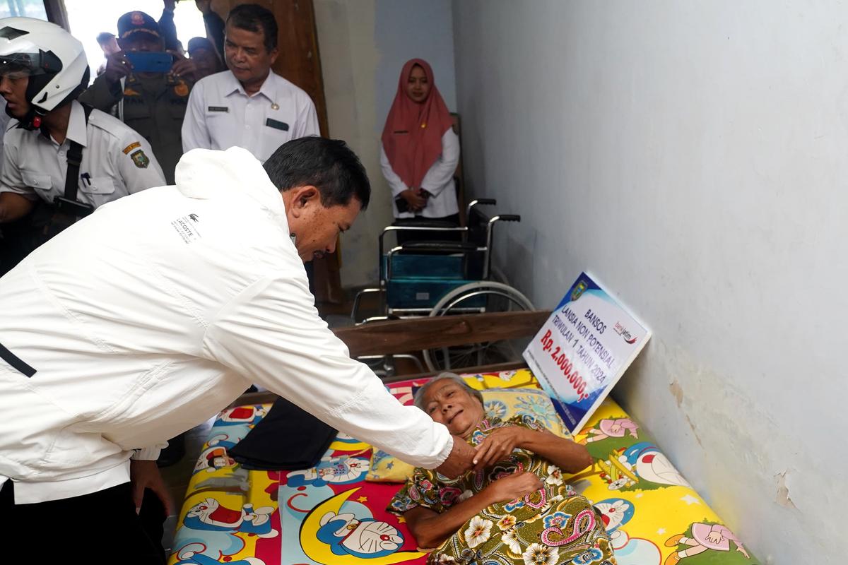 Foto 8 dari 11: Salurkan Bantuan Lansia Non Potensial, Wali Kota: Lansia di Kota Madiun Jangan Sampai Terlantar