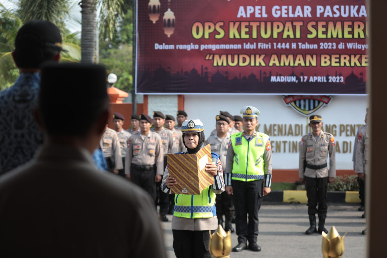 Foto 4 dari 10: Pimpin Apel Gelar Pasukan Ops Ketupat Semeru 2023, Wali Kota: Aman dan Nyaman Kebutuhan Masyarakat