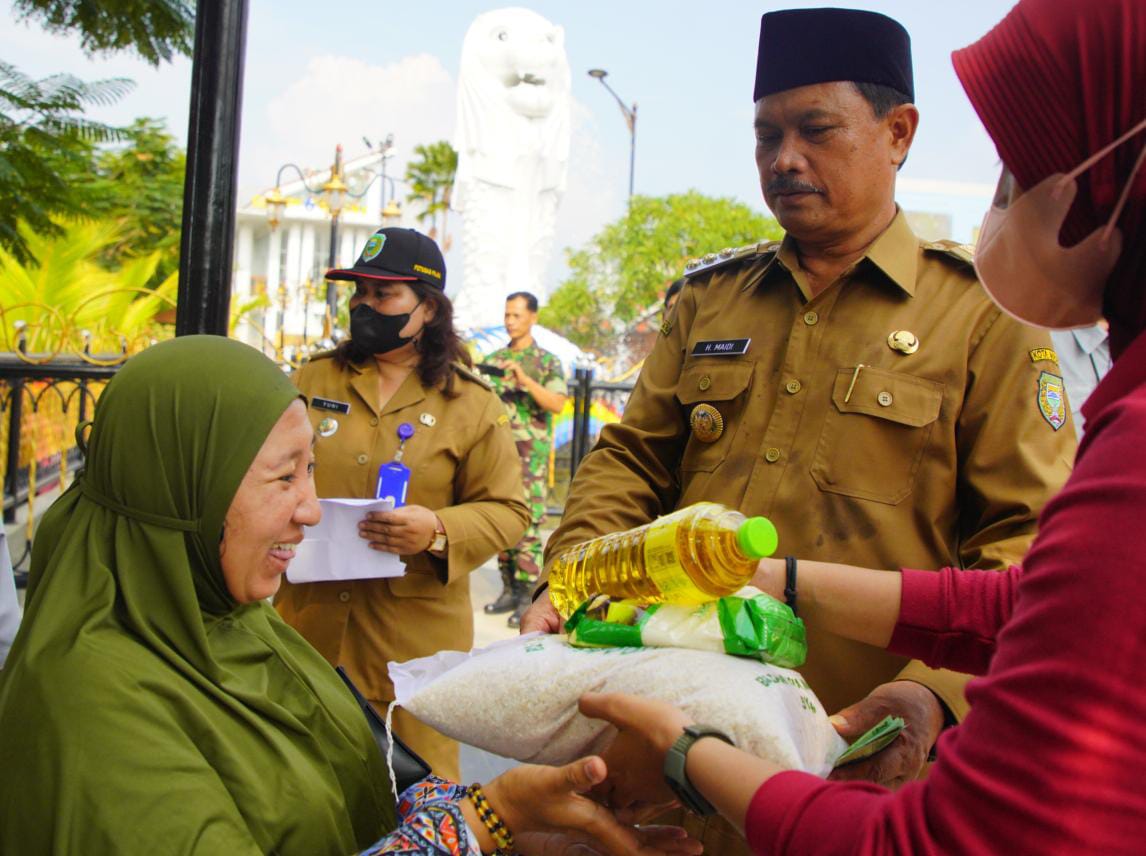 Foto 2 dari 10: Berbagi Kebahagiaan Hari Raya, Wali Kota Salurkan Sembako Kepada Warga Sekitar Tempat Wisata Hingga Penghuni Rusunawa